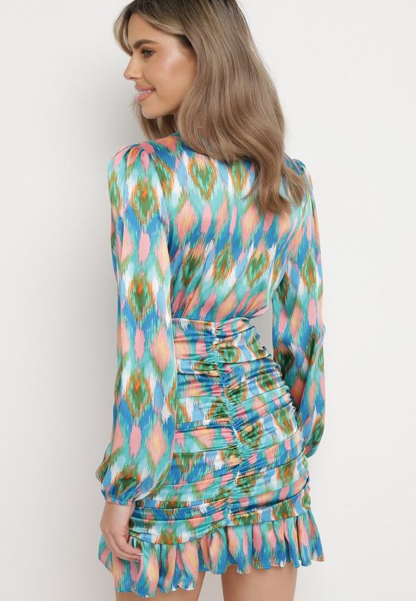 Born2be - Niebiesko-Zielona Dopasowana Sukienka Mini z Kopertową Górą Falbankami i Marszczeniami Onorelia. Typ kołnierza: kołnierz z falbankami. Kolor: niebieski. Typ sukienki: kopertowe. Długość: mini