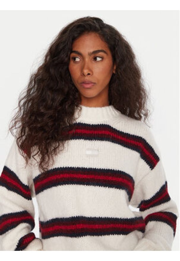 Tommy Jeans Sweter Badge DW0DW21679 Écru Relaxed Fit. Kolor: kremowy. Materiał: syntetyk