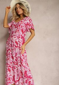 Renee - Różowa Sukienka z Wiskozy Zdobiona Falbankami z Krótkim Rękawem Danibella. Okazja: na co dzień. Typ kołnierza: kołnierz z falbankami. Kolekcja: plus size. Kolor: różowy. Wzór: aplikacja. Typ sukienki: dla puszystych. Materiał: wiskoza. Długość rękawa: krótki rękaw. Sezon: lato, wiosna. Styl: casual #5