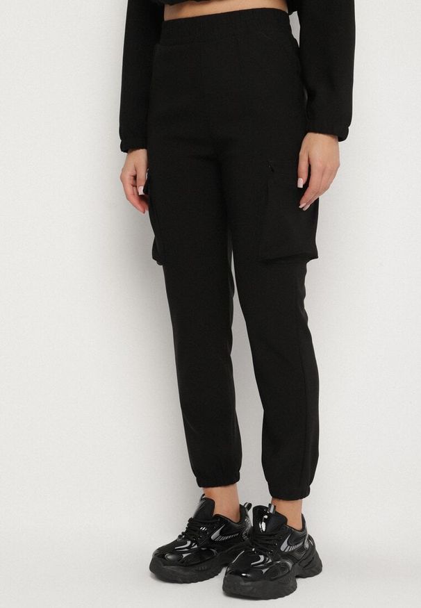 Born2be - Czarny Komplet Dresowy w Stylu Cargo Bluza na Suwak i Joggery Sitene. Kolor: czarny. Materiał: dresówka. Sport: turystyka piesza