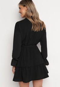 Born2be - Czarna Koszulowa Sukienka z Wiązanym Paskiem Stevania. Kolor: czarny. Materiał: materiał. Typ sukienki: koszulowe. Długość: mini #4