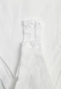 Renee - Białe Eleganckie Body z Bawełny z Zapięciem na Napy Wykończone Falbankami Iilines. Okazja: do pracy, na co dzień. Typ kołnierza: kołnierz z falbankami. Kolor: biały. Materiał: bawełna. Długość rękawa: krótki rękaw. Długość: krótkie. Styl: elegancki #6