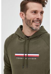 TOMMY HILFIGER - Tommy Hilfiger bluza męska kolor zielony z kapturem z nadrukiem. Typ kołnierza: kaptur. Kolor: zielony. Materiał: skóra, dzianina, włókno. Długość rękawa: raglanowy rękaw. Wzór: nadruk #3