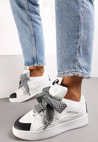 Renee - Biało-Czarne Sneakersy z Dekoracyjnym Sznurowaniem i Wstawką na Języku Cristen. Kolor: biały #1