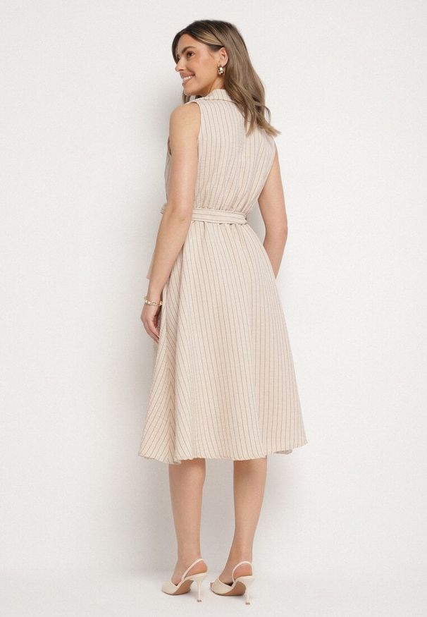 Born2be - Beżowa Sukienka o Koszulowym Kroju Bez Rękawów z Wiązanym Paskiem Liriora. Okazja: na co dzień. Typ kołnierza: dekolt w kształcie V. Kolor: beżowy. Długość rękawa: bez rękawów. Typ sukienki: koszulowe. Styl: klasyczny, casual