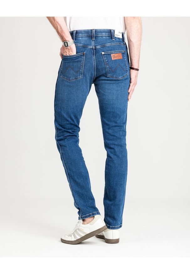 Wrangler - MESKIE SPODNIE WRANGLER LARSTON DANDELION SUMMER 112362458. Sezon: lato, wiosna. Styl: klasyczny