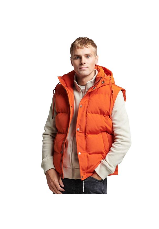 Bezrękawnik turystyczny męski Superdry Everest. Kolor: pomarańczowy. Materiał: poliester. Długość rękawa: bez rękawów. Sport: turystyka piesza