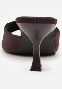 Born2be - Brązowe Klasyczne Klapki na Obcasie Typu Klepsydra z Odkrytym Noskiem Briziana. Okazja: na co dzień, na spotkanie biznesowe. Kolor: brązowy. Sezon: lato. Obcas: na obcasie. Styl: klasyczny. Wysokość obcasa: średni #4