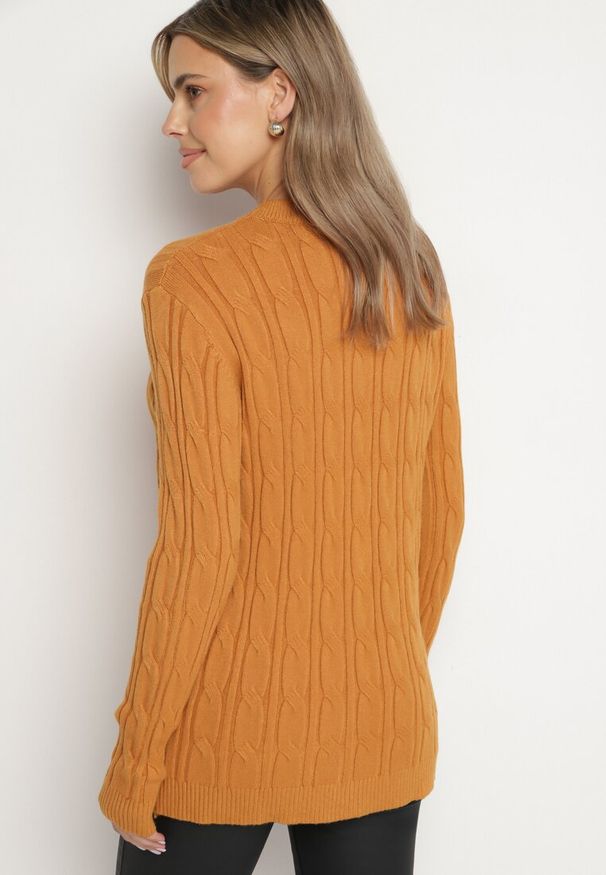 Born2be - Jasnobrązowy Sweter z Wiskozą i Ozdobnym Splotem Savria. Okazja: na co dzień. Kolor: brązowy. Materiał: wiskoza. Wzór: ze splotem. Styl: klasyczny, casual