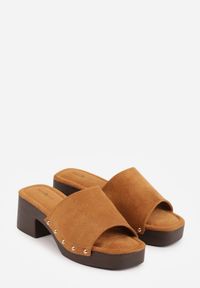 Renee - Jasnobrązowe Klapki w Stylu Drewniaków z Nitami na Klockowym Obcasie Junikofa. Okazja: na co dzień. Kolor: brązowy. Materiał: zamsz, koronka. Obcas: na obcasie. Styl: casual, rockowy. Wysokość obcasa: średni #6