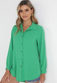 Born2be - Zielona Gładka Koszula z Przedłużonym Krojem z Tyłu Coretta. Kolor: zielony. Wzór: gładki #4
