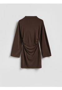 Reserved - Sukienka z marszczeniem - ciemnobrązowy. Kolor: brązowy. Materiał: dzianina #1