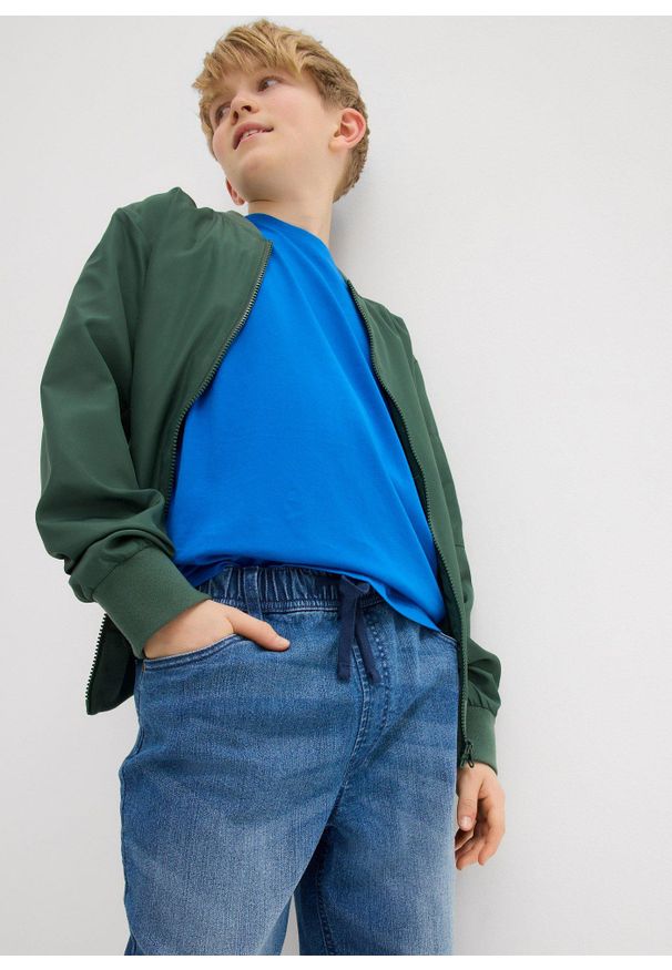 bonprix - Bermudy chłopięce z gumką w talii Slim Fit. Kolor: niebieski. Styl: elegancki