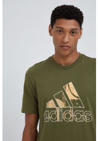 Adidas - adidas t-shirt bawełniany kolor zielony z nadrukiem. Kolor: zielony. Materiał: bawełna. Wzór: nadruk