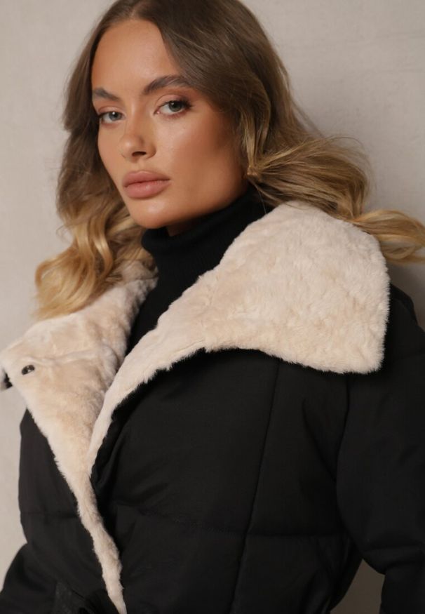 Renee - Czarna Kurtka z Pikowanymi Przeszyciami i Futrzanym Kołnierzem Wiązana w Talii Attelira. Okazja: na co dzień. Kolor: czarny. Materiał: futro. Styl: elegancki, wizytowy, casual
