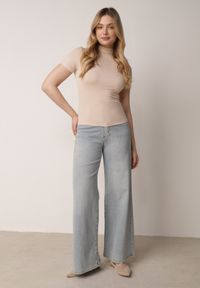 Born2be - Jasnobeżowy Dopasowany T-shirt z Wiskozy z Golfem Isovera. Okazja: do pracy, na spotkanie biznesowe. Typ kołnierza: golf. Kolor: beżowy. Materiał: wiskoza. Długość rękawa: krótki rękaw. Długość: krótkie. Wzór: aplikacja. Styl: elegancki, biznesowy #7