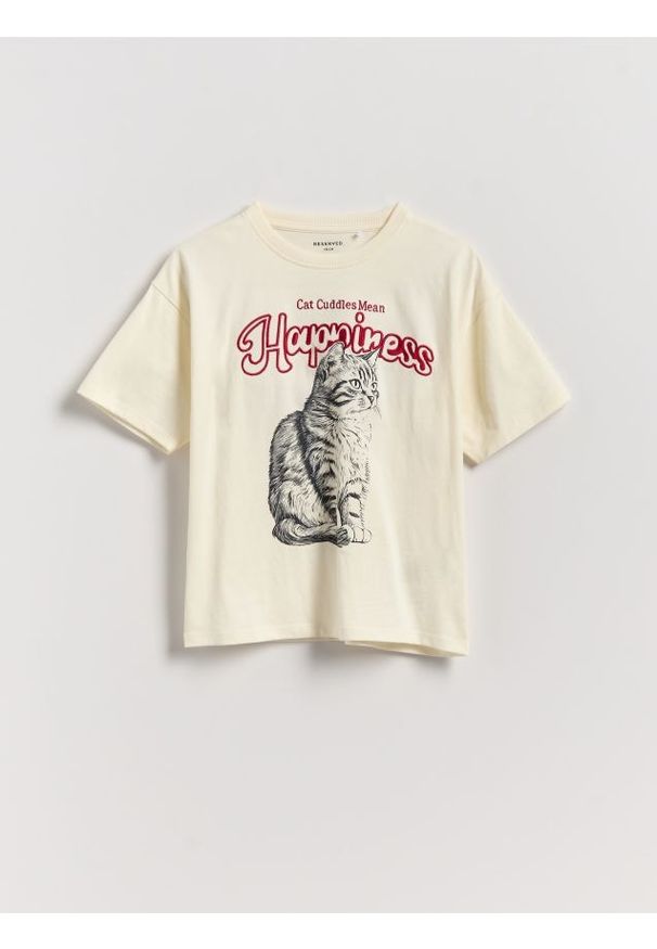 Reserved - T-shirt z haftowanym napisem - złamana biel. Materiał: bawełna. Wzór: napisy, haft