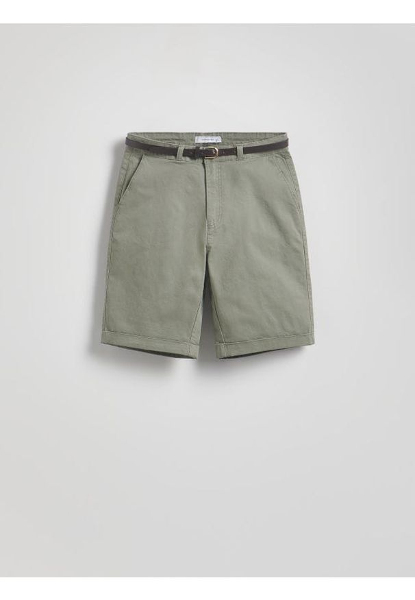 Reserved - Szorty chino z paskiem - jasnozielony. Kolor: zielony. Materiał: bawełna, tkanina