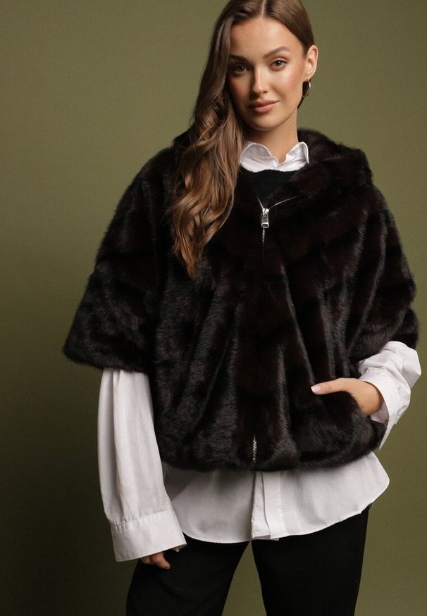 Born2be - Czarna Kurtka Futerko Oversize z Kapturem i Rękawami 3/4 Idanne. Okazja: na co dzień. Typ kołnierza: kaptur. Kolor: czarny. Materiał: futro. Styl: klasyczny, casual, elegancki