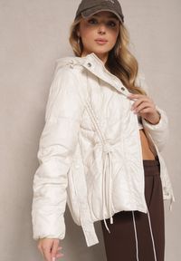 Renee - Biała Kurtka z Kapturem Sznurkami i Ozdobnymi Przeszyciami Karedia. Okazja: na co dzień. Typ kołnierza: kaptur. Kolor: biały. Materiał: jeans. Styl: sportowy, casual #5