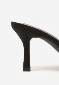 Born2be - Czarne Klapki z Imitacji Zamszu na Szpilce z Otwartym Noskiem Irithna. Okazja: na co dzień, na ślub cywilny, na wesele. Nosek buta: otwarty. Kolor: czarny. Materiał: zamsz. Obcas: na szpilce. Styl: casual, elegancki, klasyczny #4