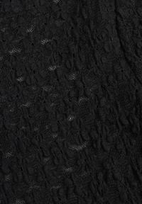 Born2be - Czarna Koronkowa Bluzka o Dopasowanym Kroju z Krótkim Rękawem Noessa. Okazja: na co dzień, do pracy, na spotkanie biznesowe. Kolor: czarny. Materiał: koronka. Długość rękawa: krótki rękaw. Długość: krótkie. Wzór: koronka. Styl: klasyczny, casual, biznesowy, elegancki #2