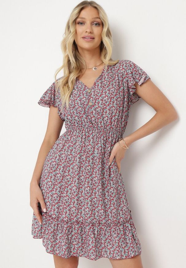 Born2be - Bordowa Bawełniana Rozkloszowana Sukienka w Kwiaty z Falbanami i Gumką w Talii Nelyse. Okazja: na co dzień. Kolor: czerwony. Materiał: bawełna. Długość rękawa: krótki rękaw. Wzór: kwiaty. Typ sukienki: rozkloszowane. Styl: casual