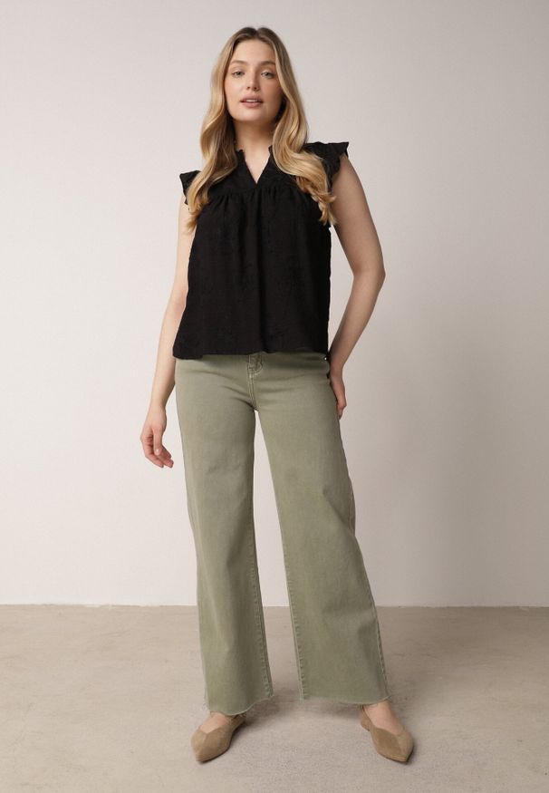 Born2be - Czarna Bawełniana Bluzka z Kwiatowym Haftem i Falbankami Sabrilato. Okazja: do pracy, na co dzień. Typ kołnierza: kołnierz z falbankami. Kolor: czarny. Materiał: bawełna. Wzór: haft, kwiaty. Styl: elegancki, klasyczny, casual