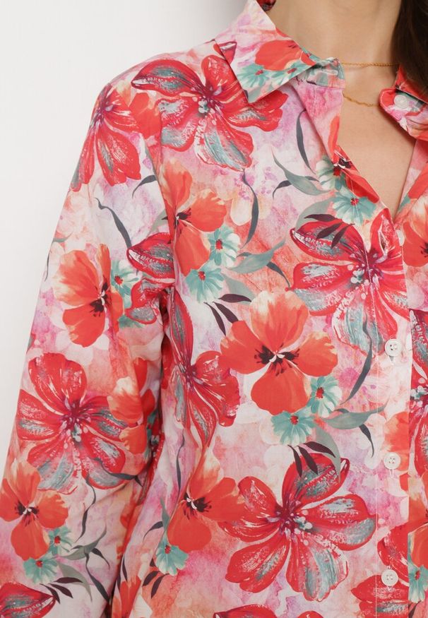 Born2be - Czerwono-Różowa Bawełniana Koszula z Długim Rękawem i Ozdobnymi Kwiatami Paverti. Okazja: na co dzień. Kolor: czerwony. Materiał: bawełna. Długość rękawa: długi rękaw. Długość: długie. Wzór: kwiaty. Styl: klasyczny, casual, wizytowy