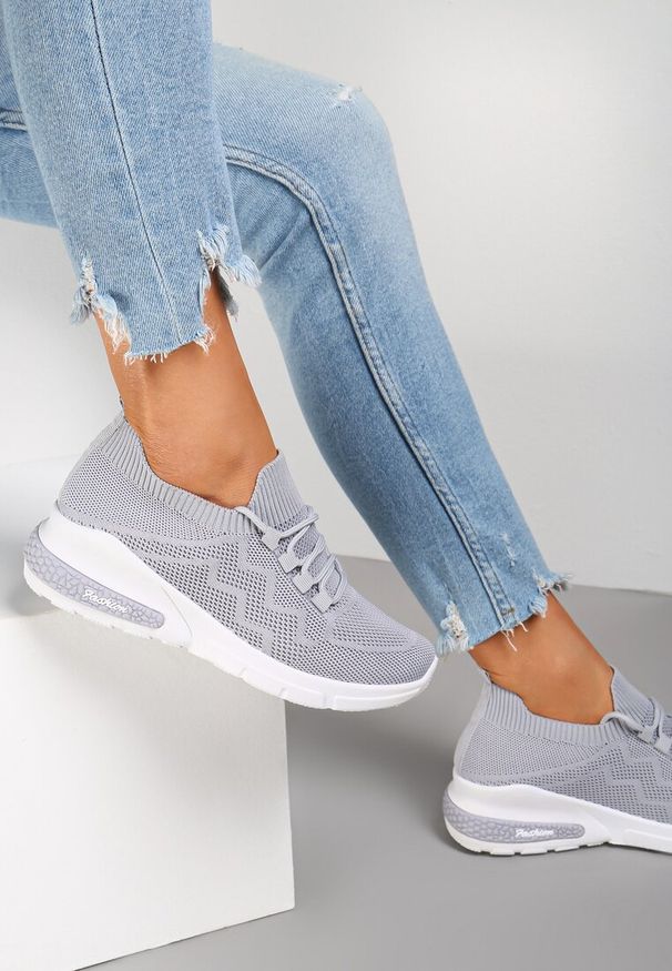 Renee - Szare Buty Sportowe Philone. Zapięcie: bez zapięcia. Kolor: szary. Materiał: materiał. Szerokość cholewki: normalna. Wzór: aplikacja
