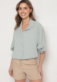 Born2be - Jasnozielona Koszula z Aplikacjami Kwiatów 3D Tenemara. Okazja: na co dzień. Typ kołnierza: kołnierzyk klasyczny. Kolor: zielony. Materiał: jeans. Długość rękawa: długi rękaw. Długość: długie. Wzór: aplikacja, kwiaty. Styl: klasyczny, casual