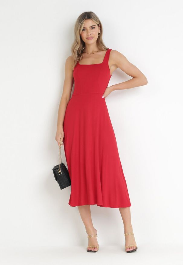 Born2be - Czerwona Rozkloszowana Sukienka Midi na Szerokich Ramiączkach z Okrągłym Dekoltem Zateni. Kolor: czerwony. Materiał: materiał. Długość rękawa: na ramiączkach. Wzór: gładki. Typ sukienki: rozkloszowane. Długość: midi