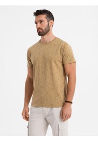 Ombre Clothing - Koszulka bawełniana z nadrukiem i okrągłym dekoltem – ciemnooliwkowa V3 - Rozmiar: L. Okazja: na co dzień. Kolor: oliwkowy. Materiał: bawełna. Długość rękawa: krótki rękaw. Długość: krótkie. Wzór: nadruk. Styl: klasyczny, casual #4