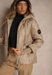 Renee - Ciemnobeżowa Kurtka z Pikowanymi Przeszyciami Kapturem i Warstwowymi Rękawami Tulamia. Okazja: na co dzień. Kolor: beżowy. Materiał: jeans. Styl: casual