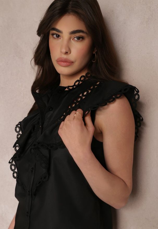 Renee - Czarna Koszula bez Rękawów z Falbankami i Ażurowymi Falbanami Darian. Typ kołnierza: kołnierz z falbankami. Kolor: czarny. Długość rękawa: bez rękawów. Wzór: ażurowy