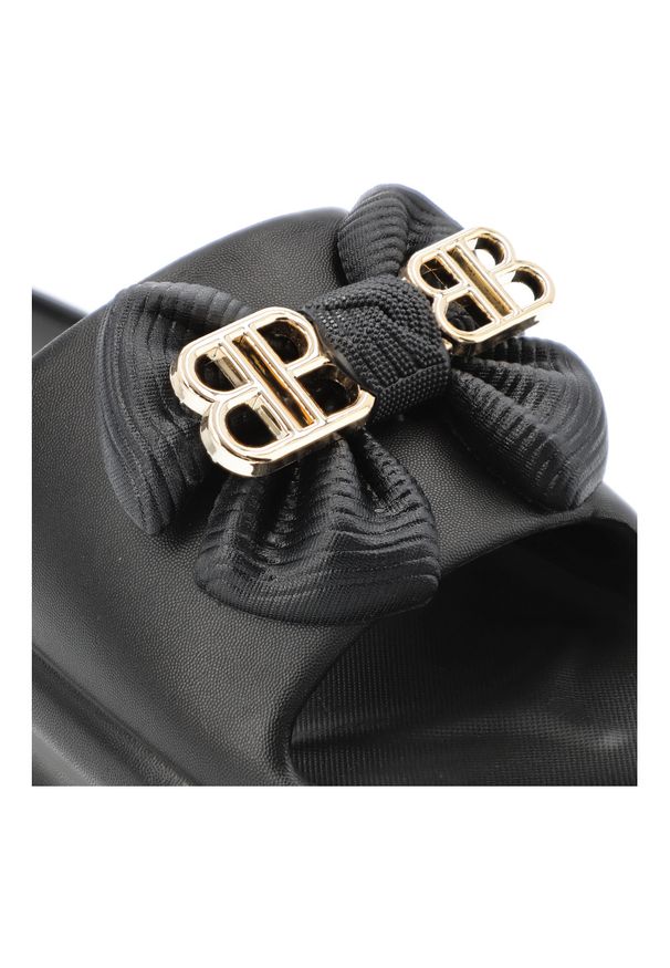 Czarne Klapki Filippo Modne Obuwie Damskie Na Platformie. Okazja: na co dzień. Kolor: czarny. Wzór: aplikacja. Obcas: na platformie. Styl: elegancki, casual, klasyczny