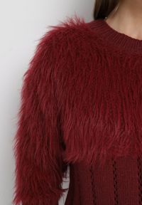 Born2be - Bordowy Sweter o Klasycznym Kroju z Puchatego Materiału Hellende. Kolor: czerwony. Materiał: materiał. Wzór: aplikacja. Styl: klasyczny