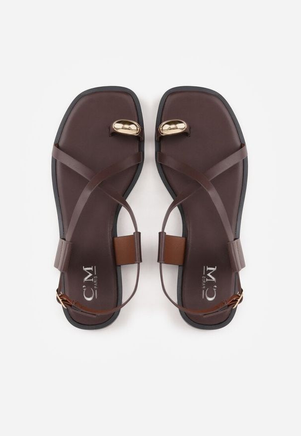Renee - Ciemnobrązowe Sandały Typu Japonki Ozdobione Metaliczną Aplikacją Grynyra. Kolor: brązowy. Wzór: aplikacja. Sezon: lato