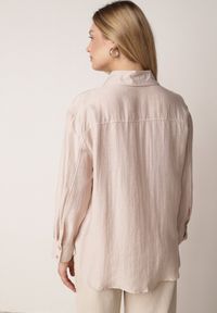 Born2be - Beżowa Koszula Oversize z Wiskozą i Lnem Zdobiona Nieregularnymi Guzikami Inisera. Okazja: na co dzień, do pracy. Typ kołnierza: kołnierzyk klasyczny. Kolor: beżowy. Materiał: wiskoza, len. Długość: długie. Wzór: aplikacja. Styl: casual, klasyczny, elegancki #4