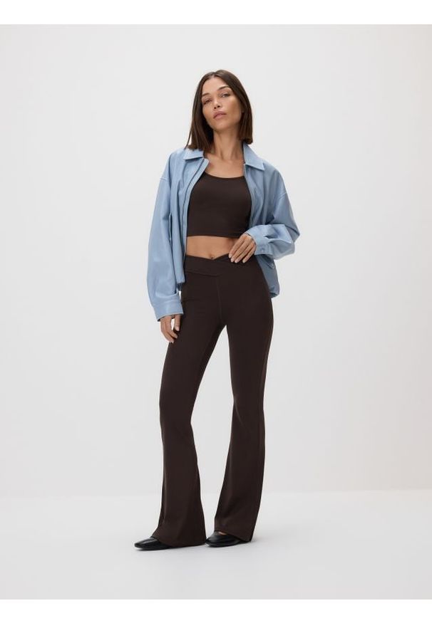 Reserved - Top - ciemnobrązowy. Kolor: brązowy. Materiał: dzianina. Wzór: gładki