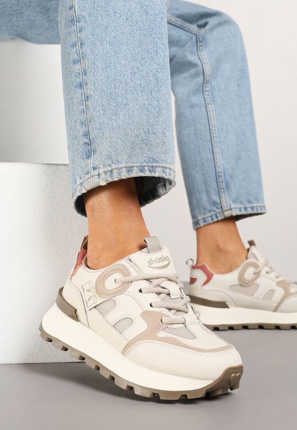 Renee - Beżowe Sneakersy Ozdobione Geometrycznym Motywem Tolissea. Okazja: na co dzień. Kolor: beżowy. Materiał: jeans. Wzór: aplikacja, geometria