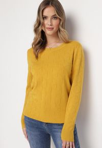 Born2be - Żółty Klasyczny Sweter z Geometrycznym Tłoczeniem Ludgera. Kolor: żółty. Wzór: geometria. Styl: klasyczny #1