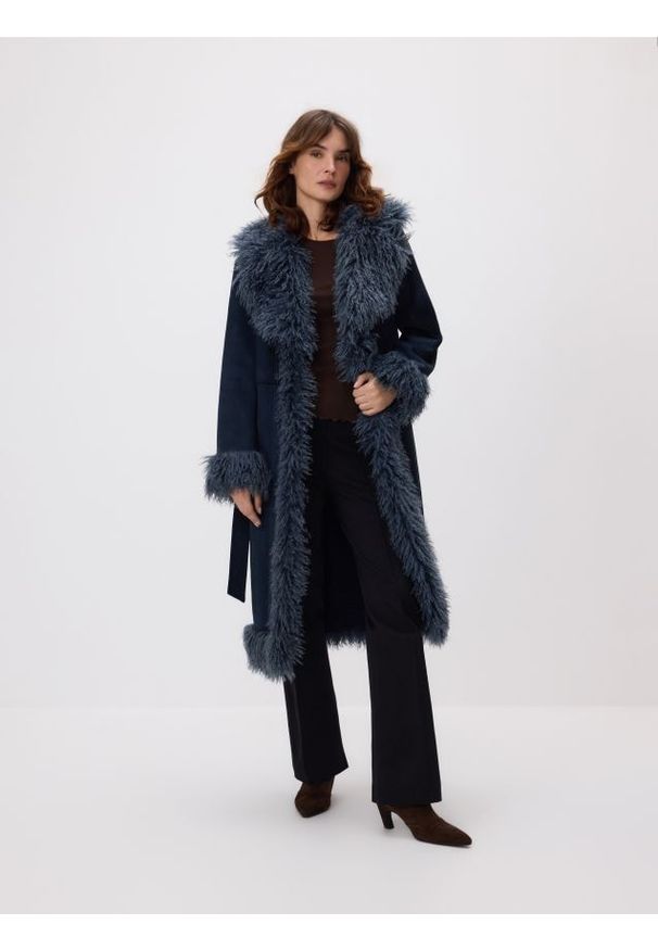 Reserved - Płaszcz z imitacji zamszu i futra - granatowy. Kolor: niebieski. Materiał: futro, zamsz
