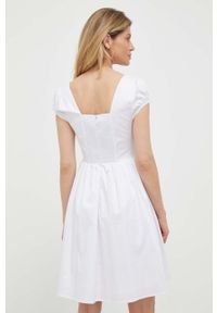 Guess sukienka kolor biały mini rozkloszowana. Kolor: biały. Materiał: tkanina. Długość rękawa: krótki rękaw. Typ sukienki: rozkloszowane. Długość: mini #5