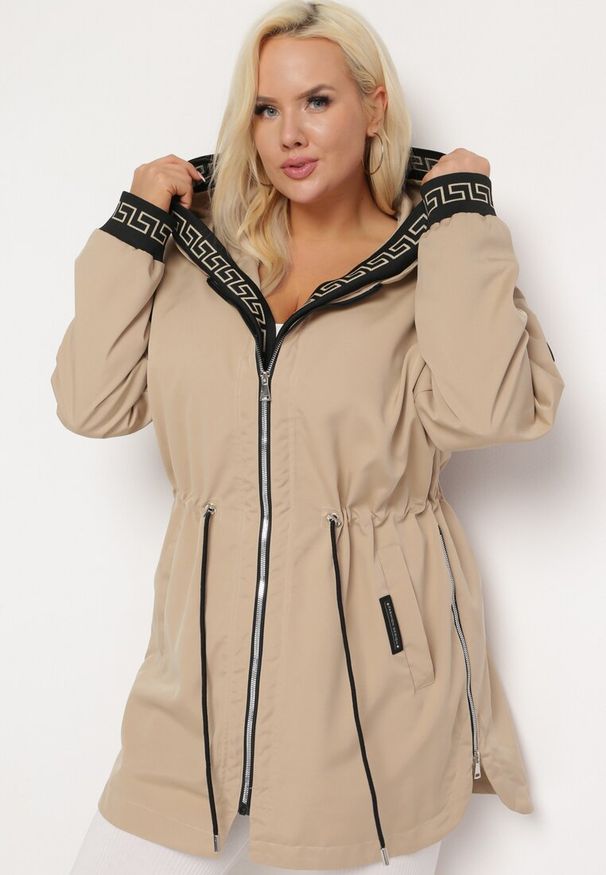 Born2be - Ciemnobeżowa Kurtka o Fasonie Parki z Metalicznym Wzorem na Kapturze i Rękawach Anelvi. Typ kołnierza: kaptur. Kolekcja: plus size. Kolor: beżowy. Styl: klasyczny