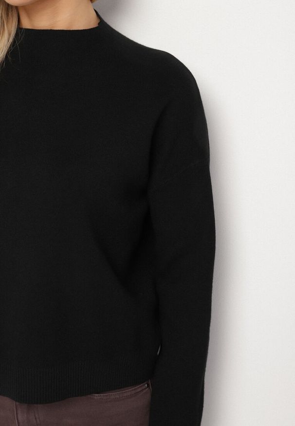 Born2be - Czarny Gładki Sweter o Pudełkowym Kroju ze Stójką Unessa. Okazja: na co dzień. Typ kołnierza: kołnierzyk stójkowy. Kolor: czarny. Materiał: jeans. Wzór: gładki. Styl: casual
