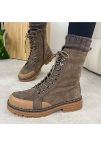 Brązowe botki damskie na traperze M.Daszyński Sa259-4. Okazja: na co dzień. Nosek buta: okrągły. Zapięcie: sznurówki. Kolor: brązowy. Materiał: zamsz. Szerokość cholewki: normalna. Sezon: zima, jesień. Styl: casual, elegancki, klasyczny #1