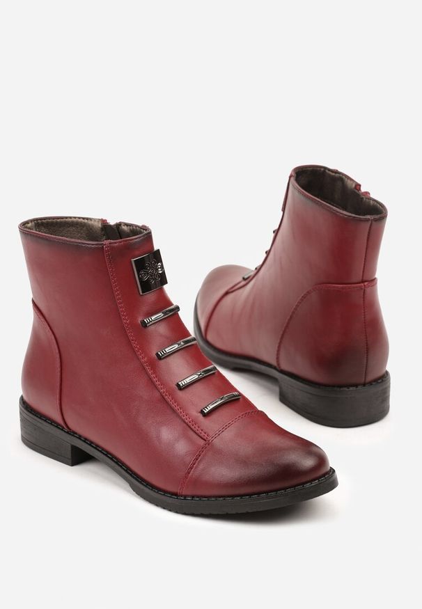 Born2be - Czerwone Botki Trzewiki z Metalicznymi Klamrami Asanella. Okazja: na co dzień. Zapięcie: klamry. Kolor: czerwony. Materiał: jeans. Styl: casual