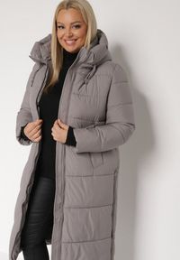 Born2be - Szara Długa Kurtka Pikowana z Kapturem i Bocznymi Suwakami Mevoressa. Okazja: na spacer, na co dzień. Typ kołnierza: kaptur. Kolekcja: plus size. Kolor: szary. Materiał: dzianina, jeans, poliester. Długość: długie. Styl: casual #3