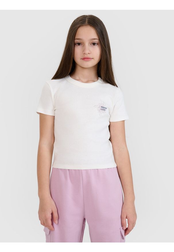4f - 4F T-shirt regular z nadrukiem dziewczęcy - kremowy 140 (9-10 lat). Okazja: na co dzień. Kolor: kremowy. Materiał: jersey, bawełna, dzianina. Długość rękawa: krótki rękaw. Długość: krótkie. Wzór: nadruk. Sezon: lato. Styl: casual, sportowy